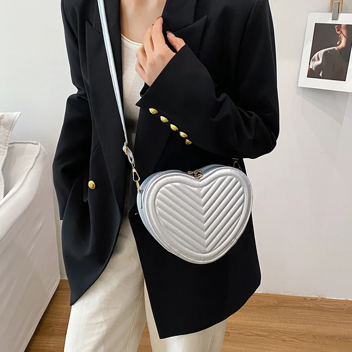 para-viagens-e-compras-bolsa-crossbody-em-forma-de-coracao-para-mulheres-acolchoada-padrao-de-listra-pu-resistente-a-agua-alca-ajustavel-com-ziper