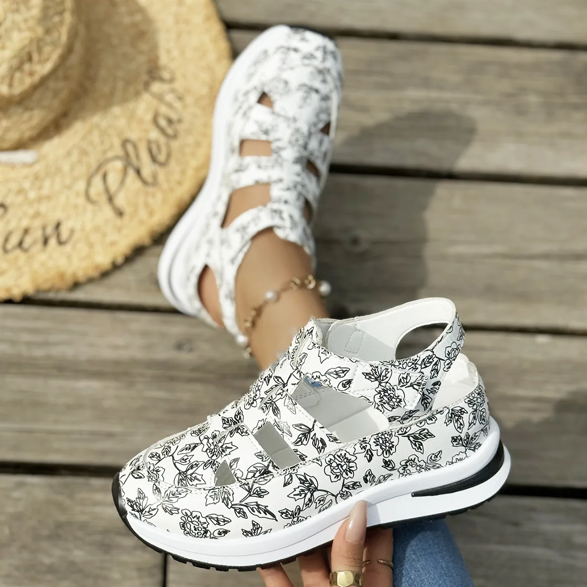 

Women's large-sized, hollowed-out, fashionable and simple Velcro casual breathable sandals