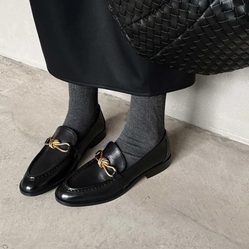 금속 버클, 둥근 앞코, 평평한 밑창, 스타일리시하고 다재다능한 싱글슈를 갖춘 여성용 영국 스타일 레트로 천연 가죽 로퍼