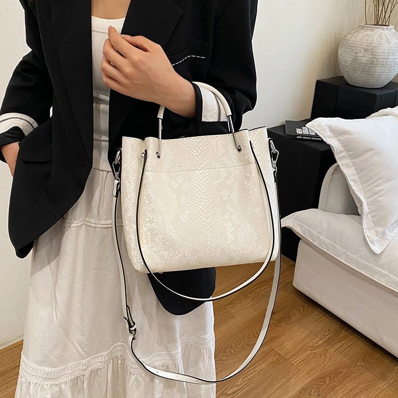 

Unique Minimalist Fashionable Messenger Bag Elegant Crossbody With Letter Logo Design For Women Practical Commuter Use