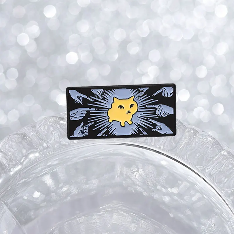 Rechteckiger Rahmen Lustige Anklagespielende Katze Emaille-Pin Virales Meme-Thema Brosche Schwarzer Hintergrund mit Strahlenden Linien Anstecknadel – Detail 5