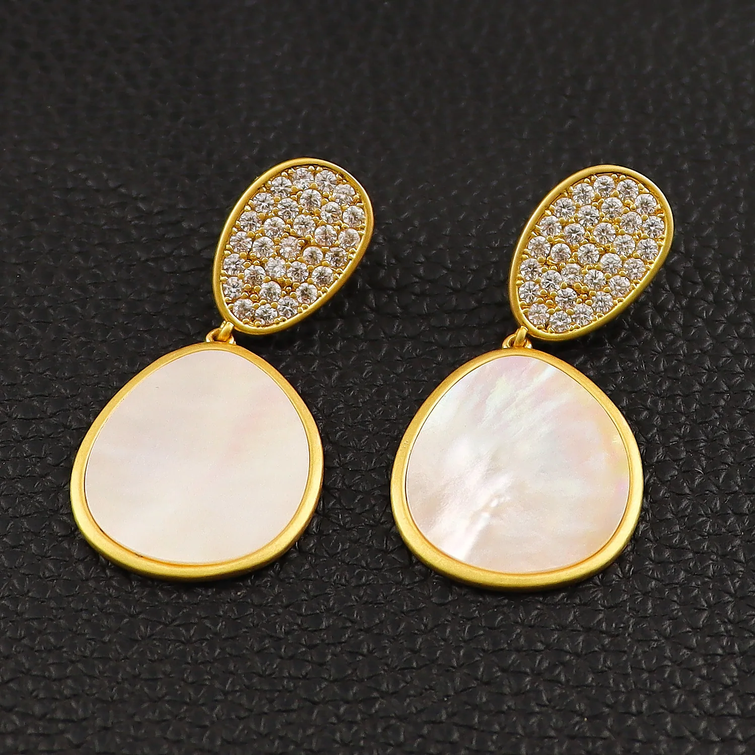 

Popular Oval Natural Mother-of-pearl Earrings Studded with Rhinestone Earrings, High-end Niche Jewelry, Drop Ear Jewelry
