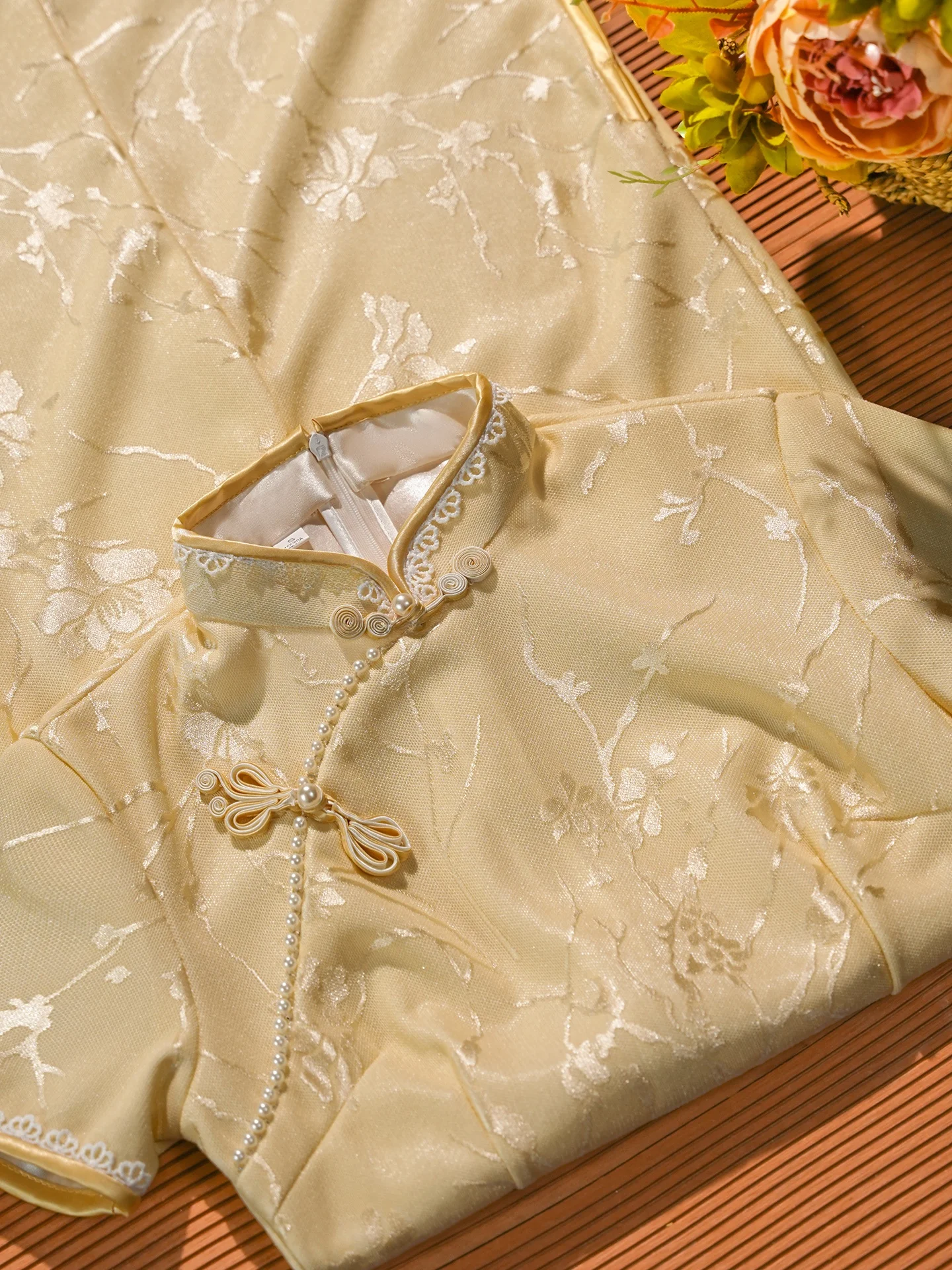 

Новое Желтое Китайское Элегантное Женское Модное Высококачественное Длинное Ципао с Асимметричным Воротником и Коротким Рукавом для Ежедневной Носки