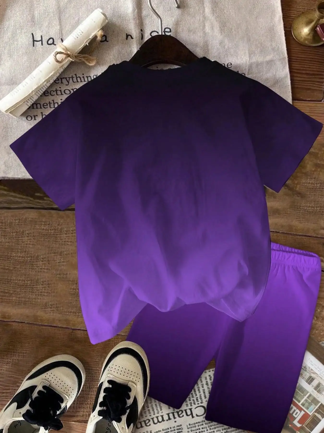 Tiefpurpurnes zweiteiliges Set für Mädchen mit K-Pop-Idol- und Anime-Prints; bestehend aus einem kurzärmeligen T-Shirt mit Rundhalsausschnitt und S. – Detail 2