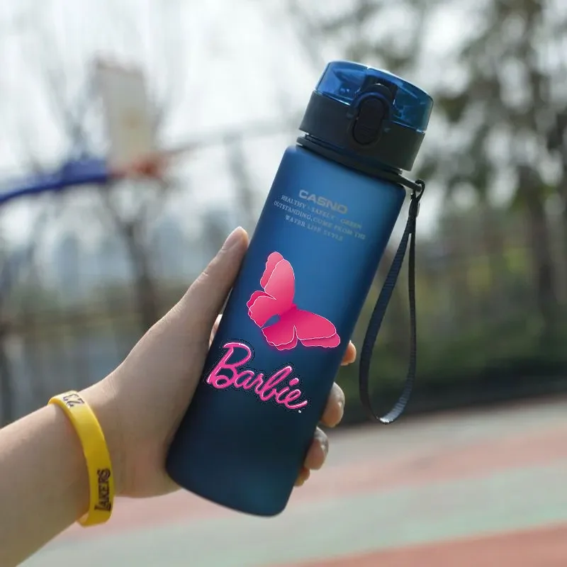 Barbie 560ML kubek na wodę przenośny plastikowy kreskówka dla dorosłych na zewnątrz o dużej pojemności sportowa butelka na wodę dla dzieci picie