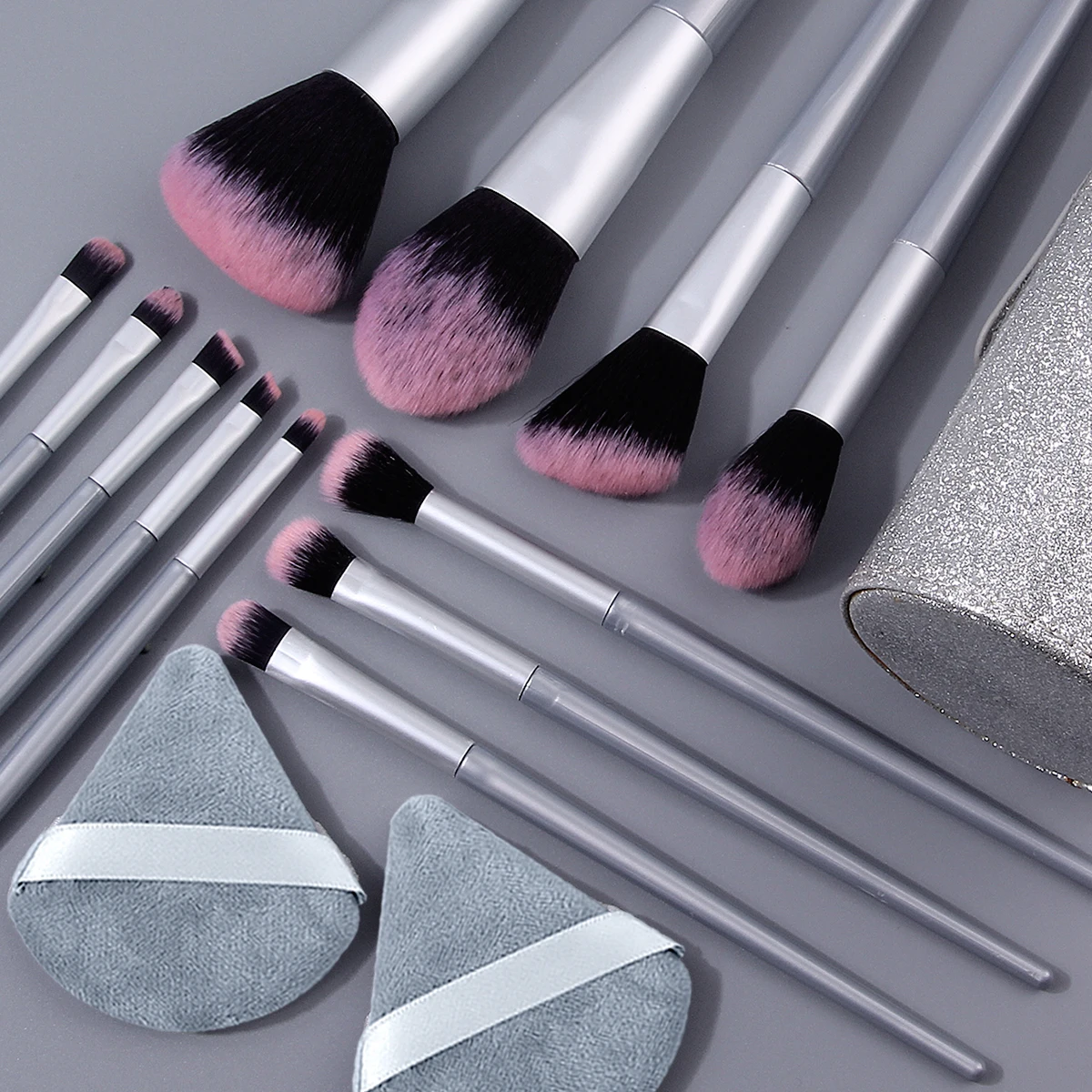 Ensemble de pinceaux à blush polyvalents, pinceaux anti-cernes et pinceaux de maquillage, bouffantes de poudre triangulaires + seau de rangement de grande capacité, 15 pièces