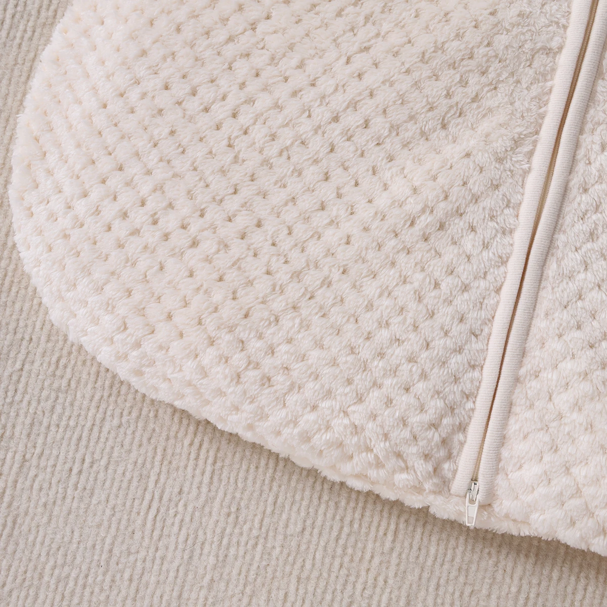 يمكن ارتداؤ حقيبة النوم ذات الملمس المحايد لحديثي الولادة بأكمام طويلة وسحاب من القطيفة في مواسم الخريف والشتاء