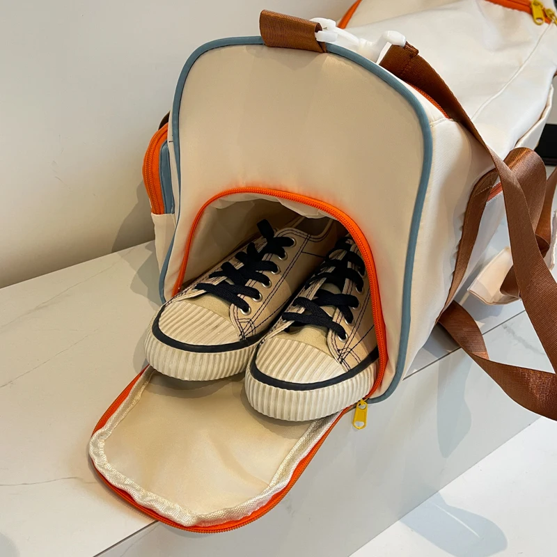 

Вместительная дорожная сумка для путешествий, занятий йогой на открытом воздухе и тренировок в спортзале — идеально подходит для поездок на выходные, для любителей фитнеса