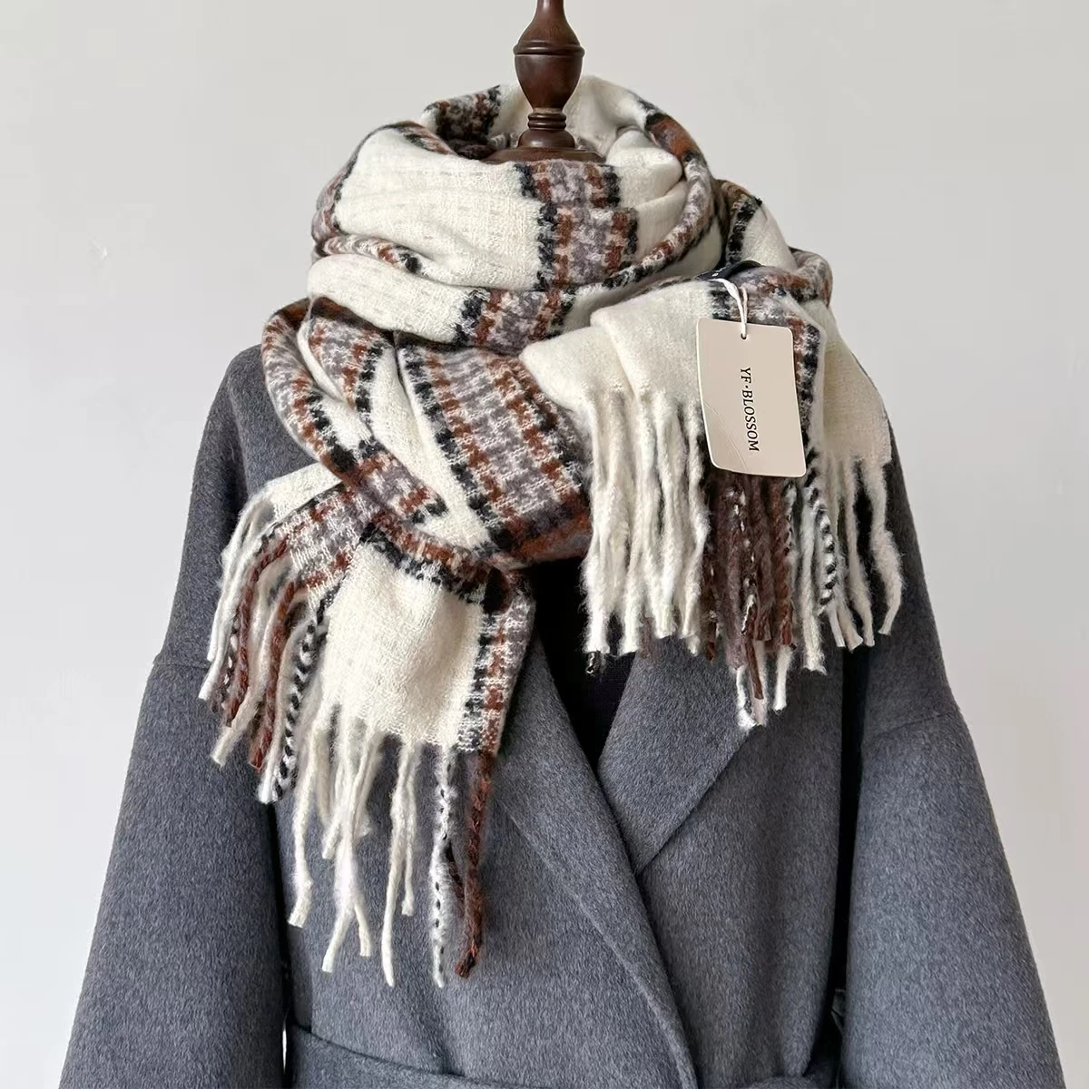 

Checkered scarf with Korean atmosphere 2024 new winter warm scarf and shawl dual-use, paired with a coat for a high-end feel