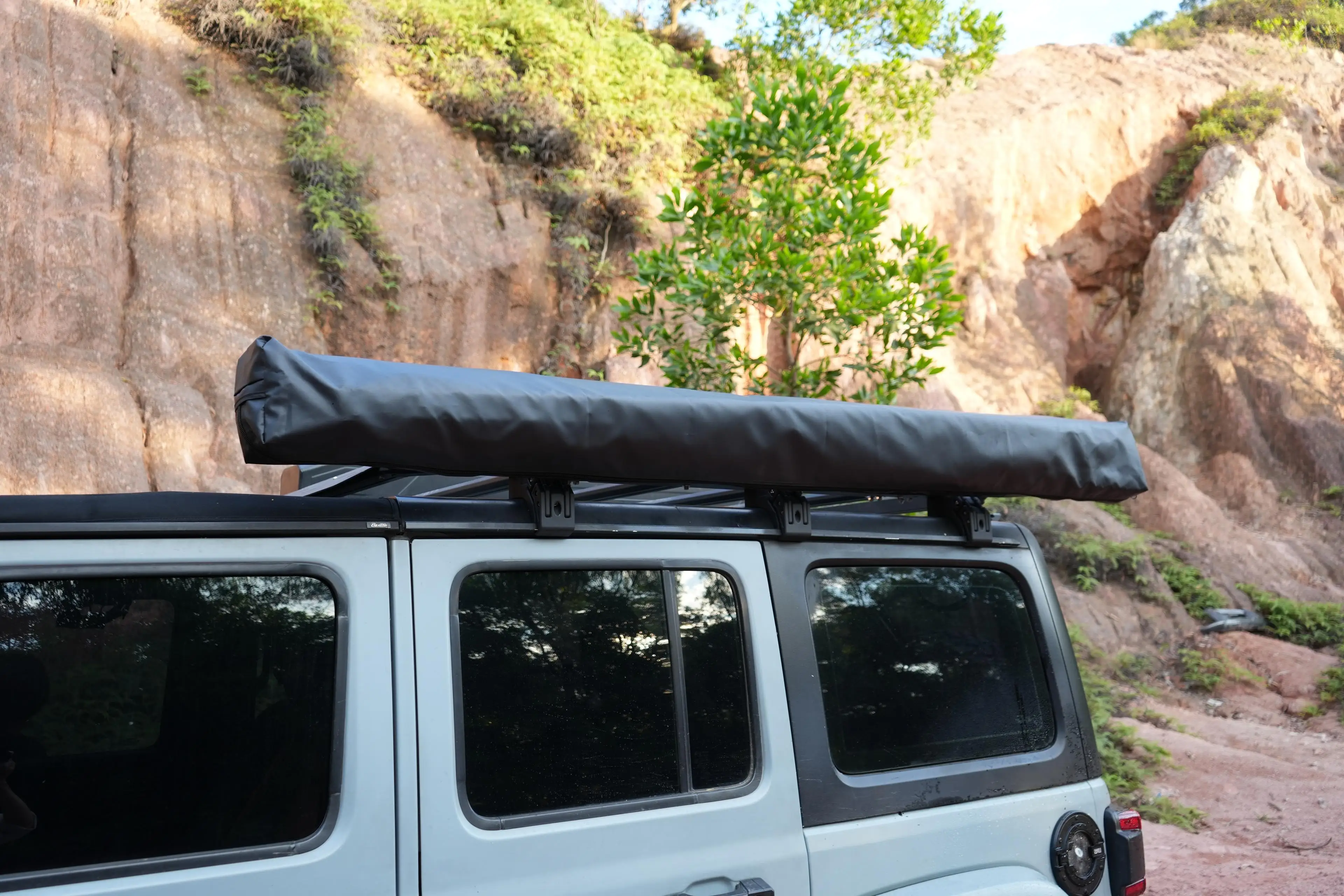 خيمة مظلة جناح الخفّاش بزاوية 270 درجة مقاومة للماء ومضادة للشمس وإعداد سريع للتخييم على الطرق الوعرة RV (الجدران الجانبية غير متضمنة)