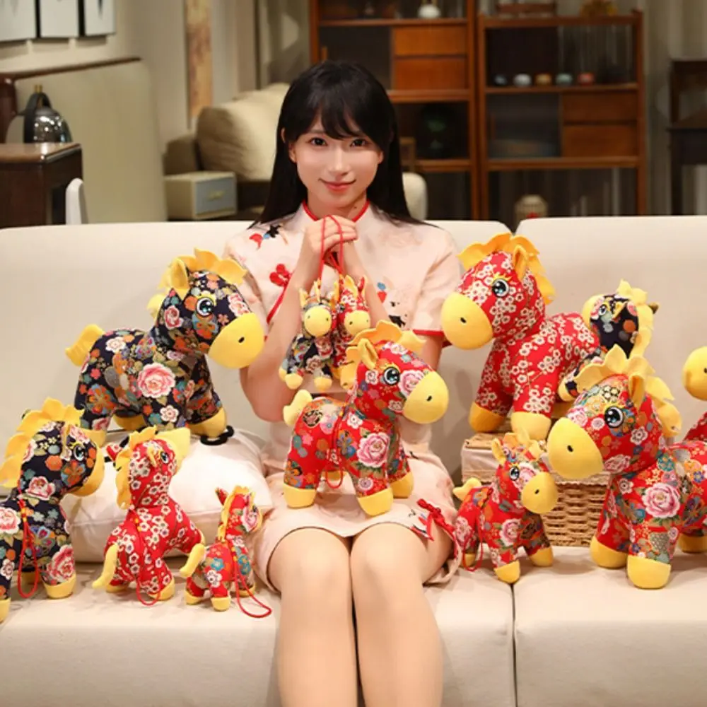 かわいいぬいぐるみ馬のぬいぐるみ人形 馬年マスコット 20cm ポニーペンダント 中国風ソフトぬいぐるみポニーペンダントバッグチャーム