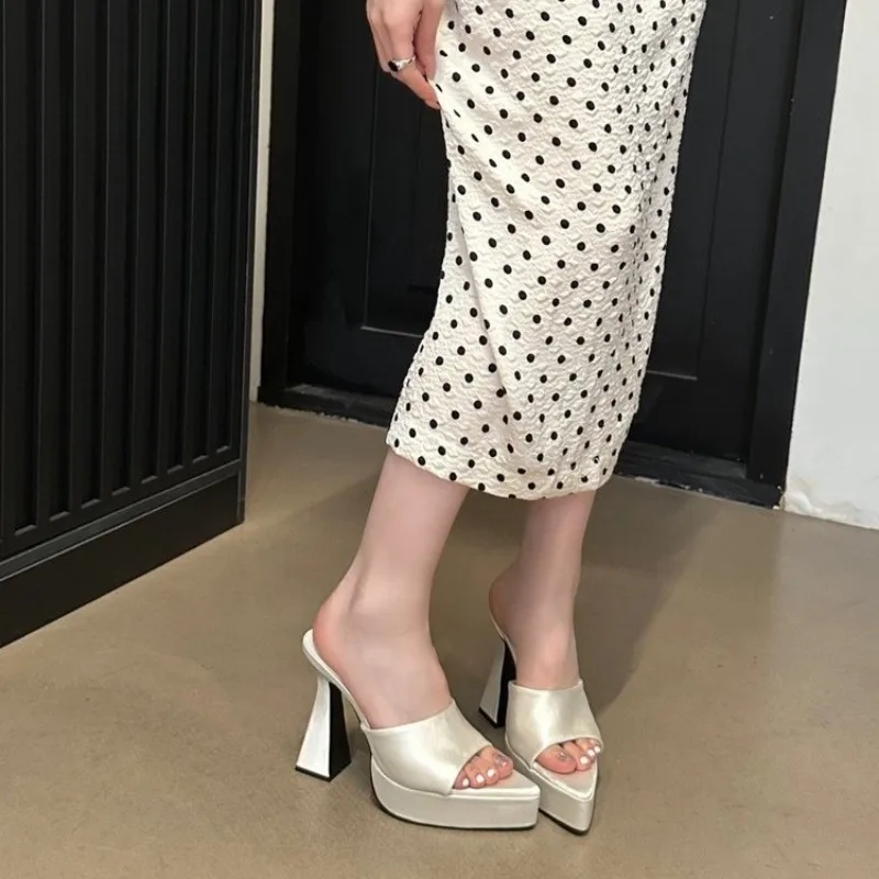 موضة جديدة لعام 2025 شباشب نسائية بكعب عالي صنادل مثيرة بمقدمة مدببة شباشب صيفية ماركة شباشب