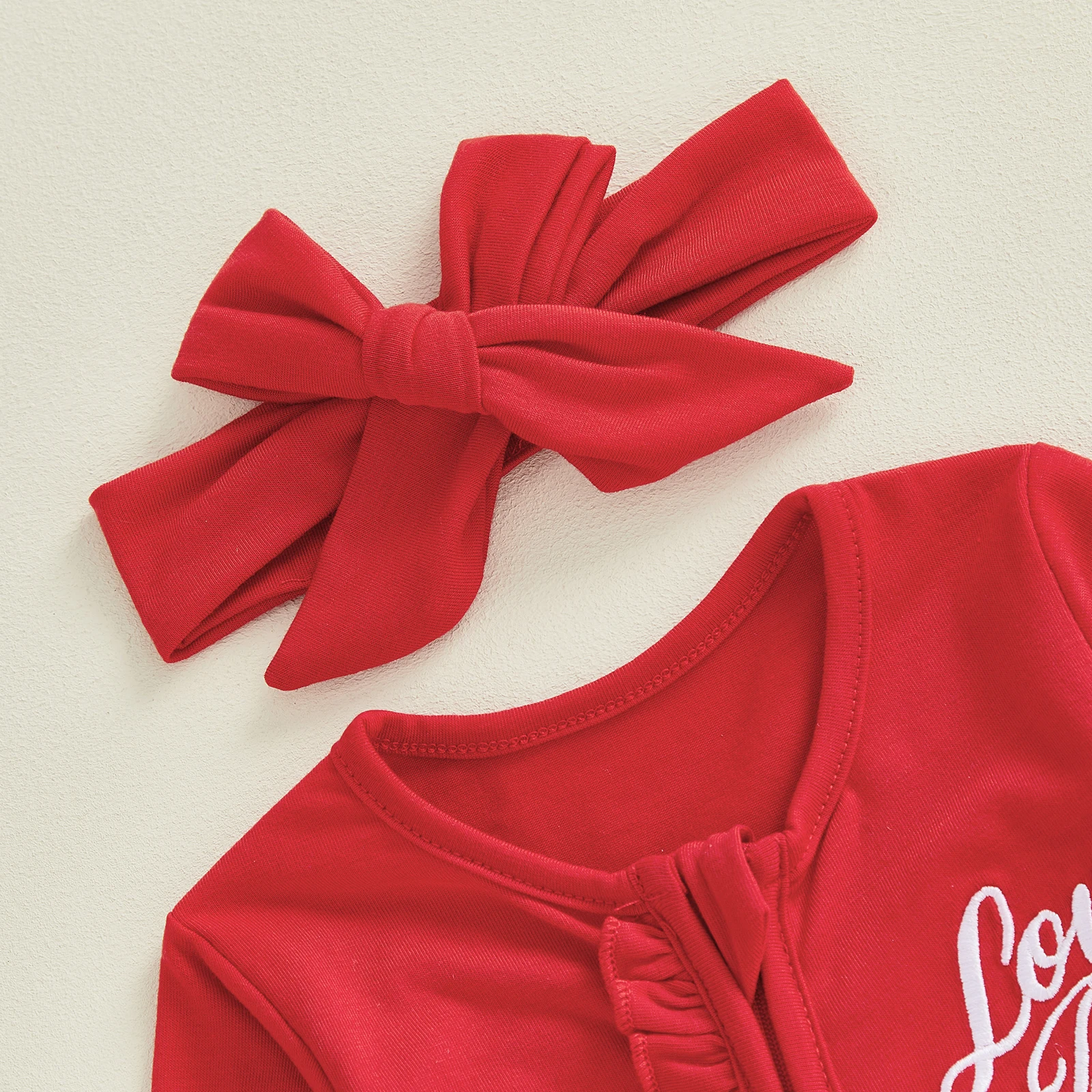 ชุดวันวาเลนไทน์สำหรับเด็กทารกแรกเกิด ลายตัวอักษร แต่งระบาย ซิปหน้า คอกลม แขนยาว ชุดรอมเปอร์แบบมีที่คลุมเท้า พร้อมที่คาดผม ชุด 2 ชิ้น