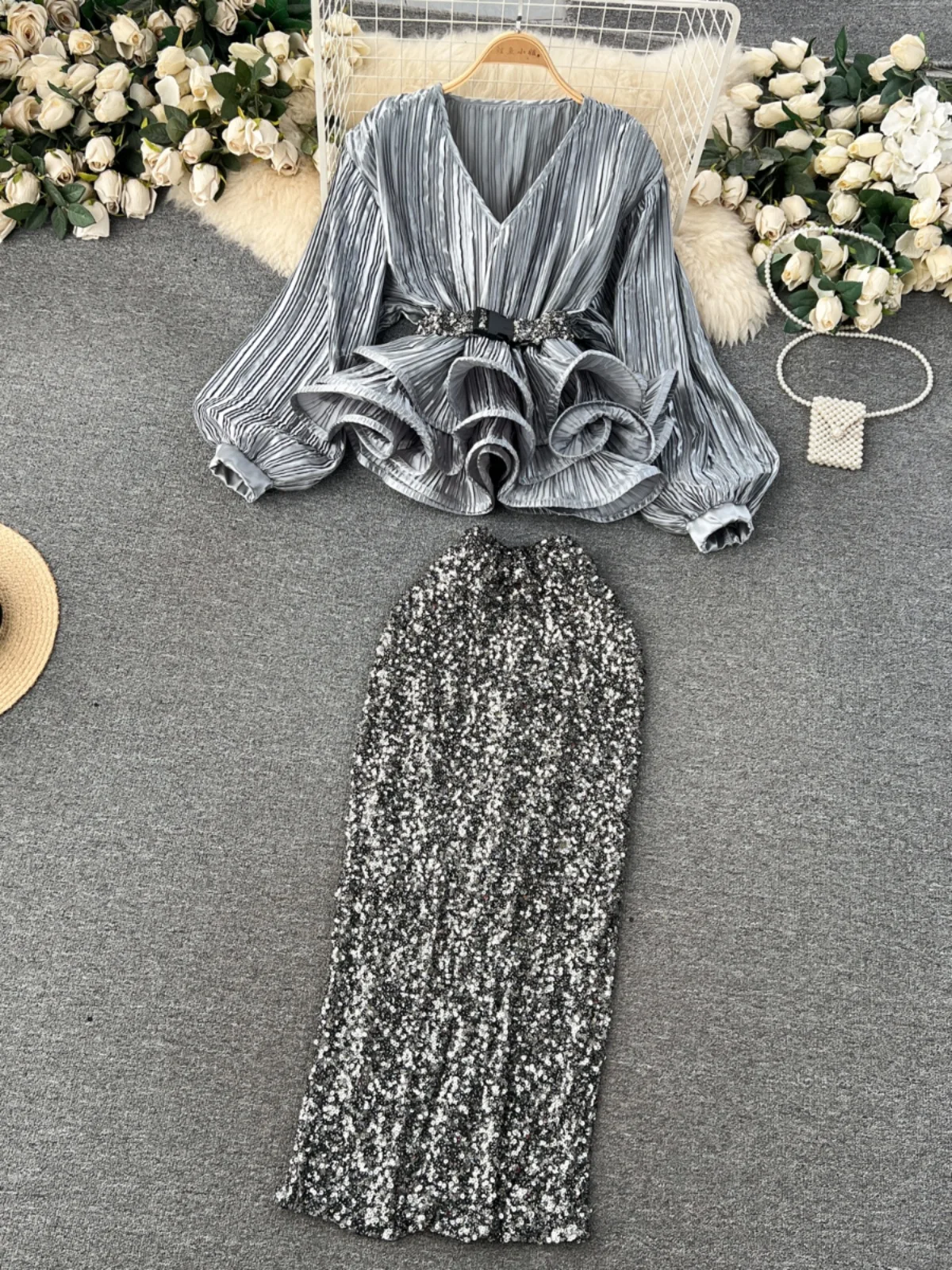 Conjunto E e Moderno F com Saia de Cintura Alta e Top com Lantejoulas Brilhantes, Pregas e Detalhes em Renda pa...