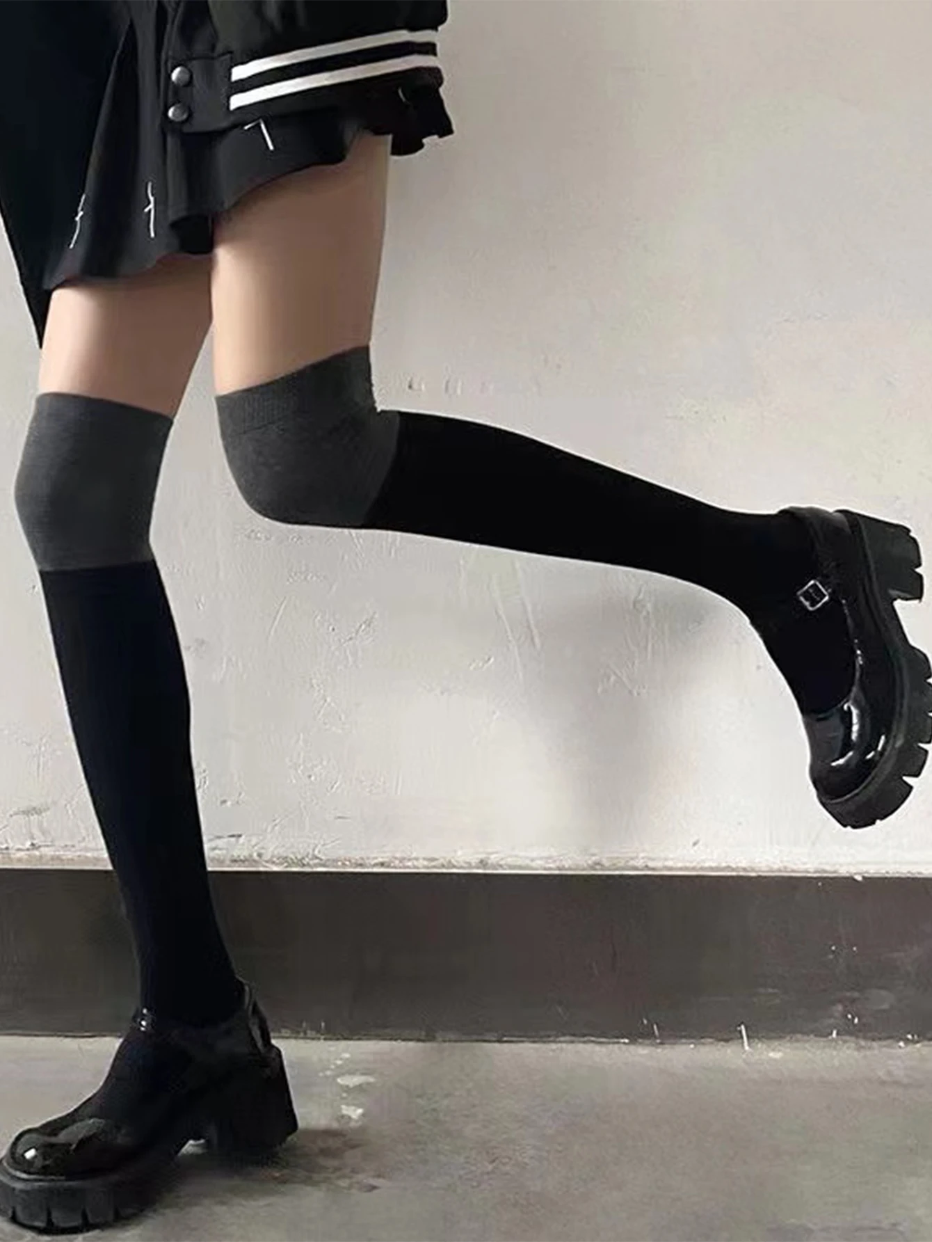 A pair of black and gray color matching over-the-knee socks for women, autumn and winter cotton mid-calf socks, long over-the-kn