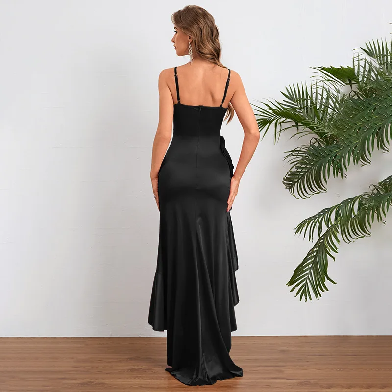 Elegante abito da donna con spalle scoperte, nuovo stile estivo 2025, con orlo con volant e design a tracolla in abito lungo aderente in raso