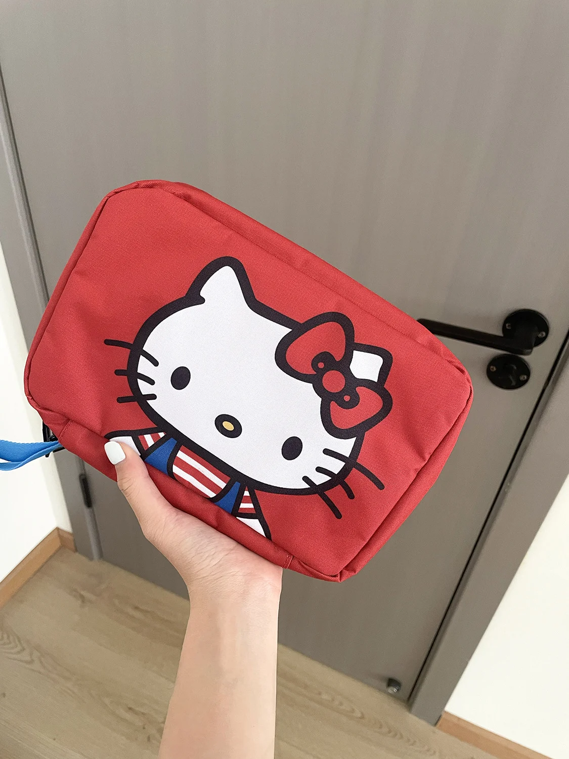 YT Mehrschichtige Praktische Aufbewahrungstasche für Studenten, Tragbare Reise-Toilettentasche, Hello Kitty Faltbare Hängende Kosmetiktasche – Detail 5