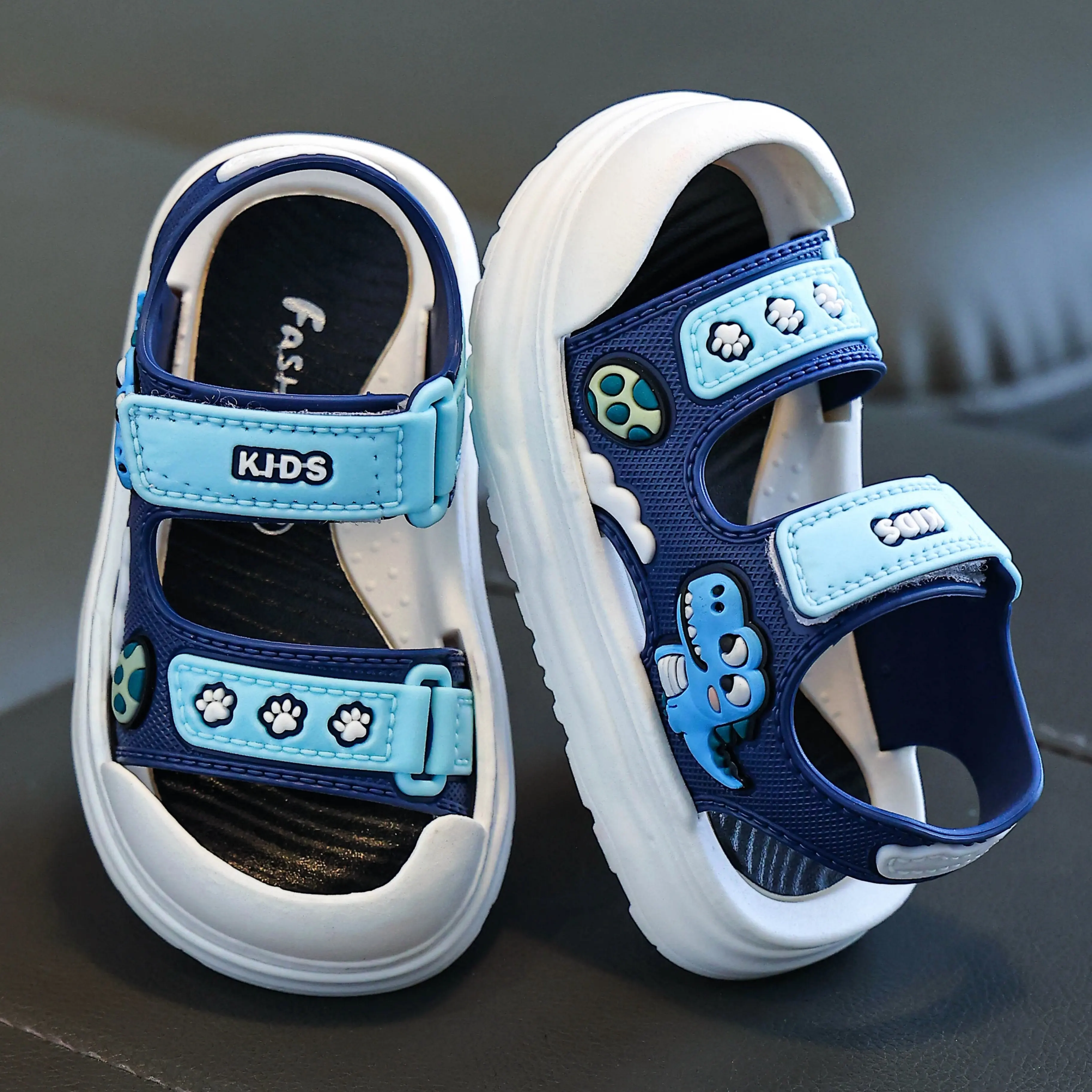 

Children's sandals, cute and cartoonish shark sandals with Velcro design, soft soles and comfortable headscarves