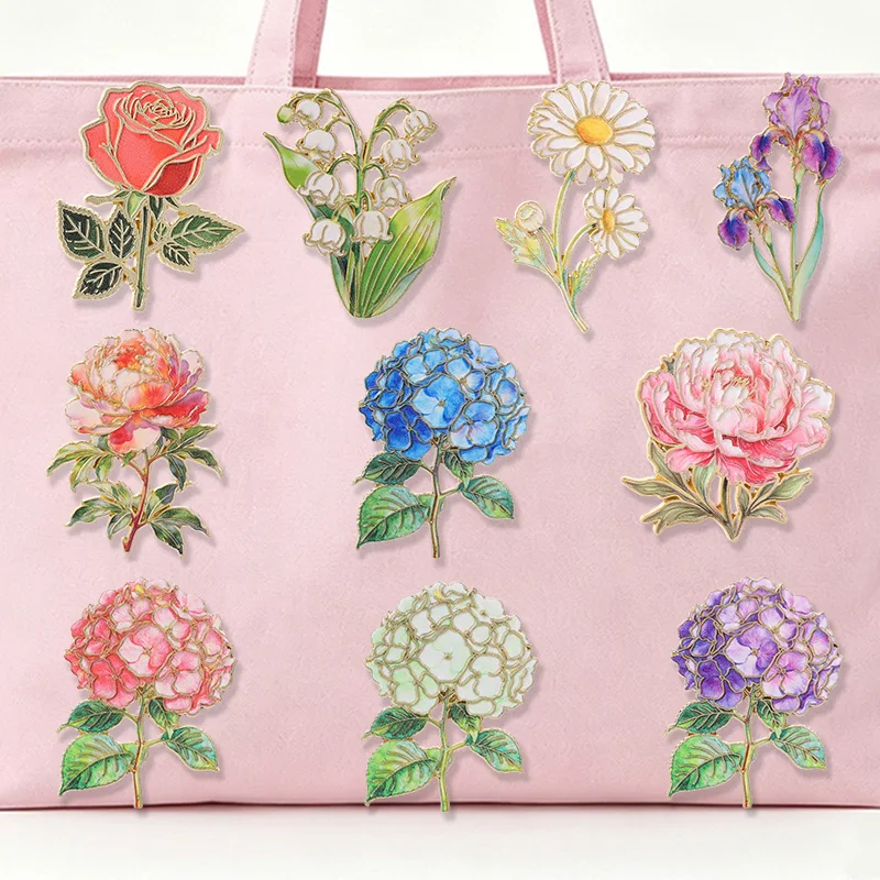 Vintage-Set mit Emaille-Abzeichen in Aquarellblumen-Optik, Rosen-, Pfingstrosen- und Hortensien-Motiv, botanische Anstecknadeln, goldfarbene Umrandung, Broschen, Schmuck, Geschenk für Damen. – Detail 4