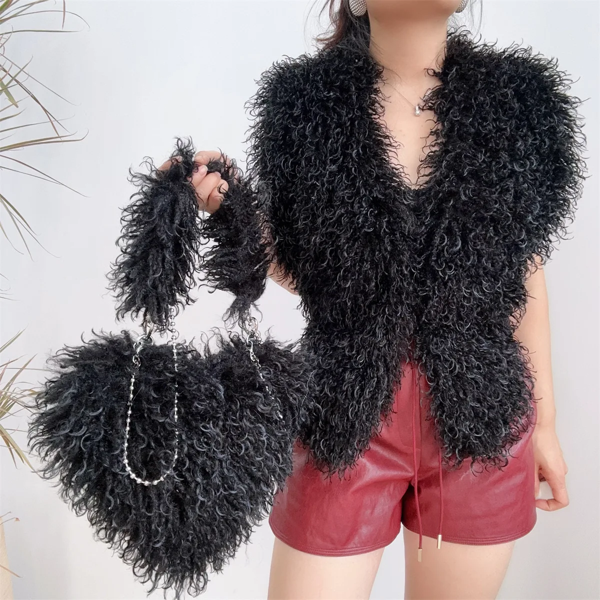 2025 Primavera/Novedad de verano Chaleco de piel de imitación de oveja de playa Sexy grande espalda abierta cuello colgante Top de piel mongol abrigo de piel sintética