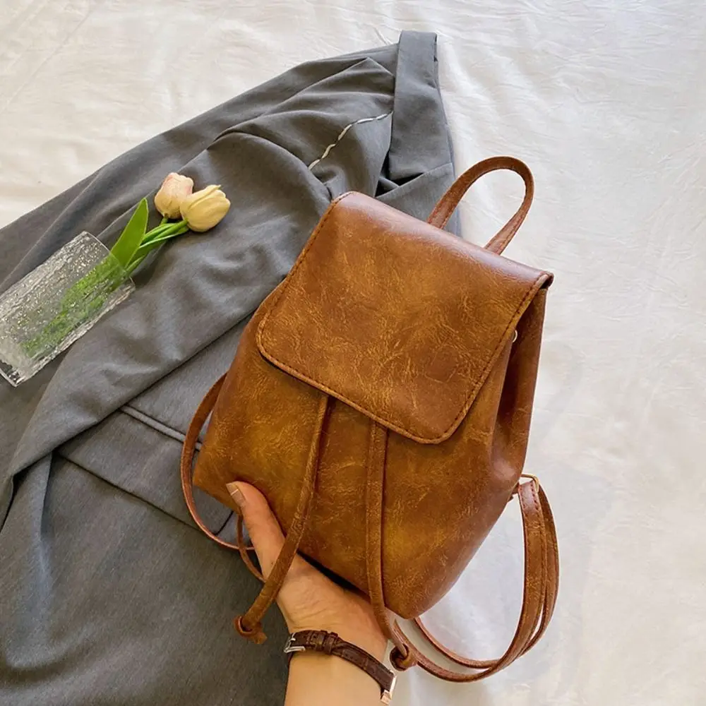 Mochila pequeña de color sólido, con correa ajustable para el hombro, hecha de cuero sintético, con solapa, gran capacidad, mochila pequeña con cordón, ideal para viajes.