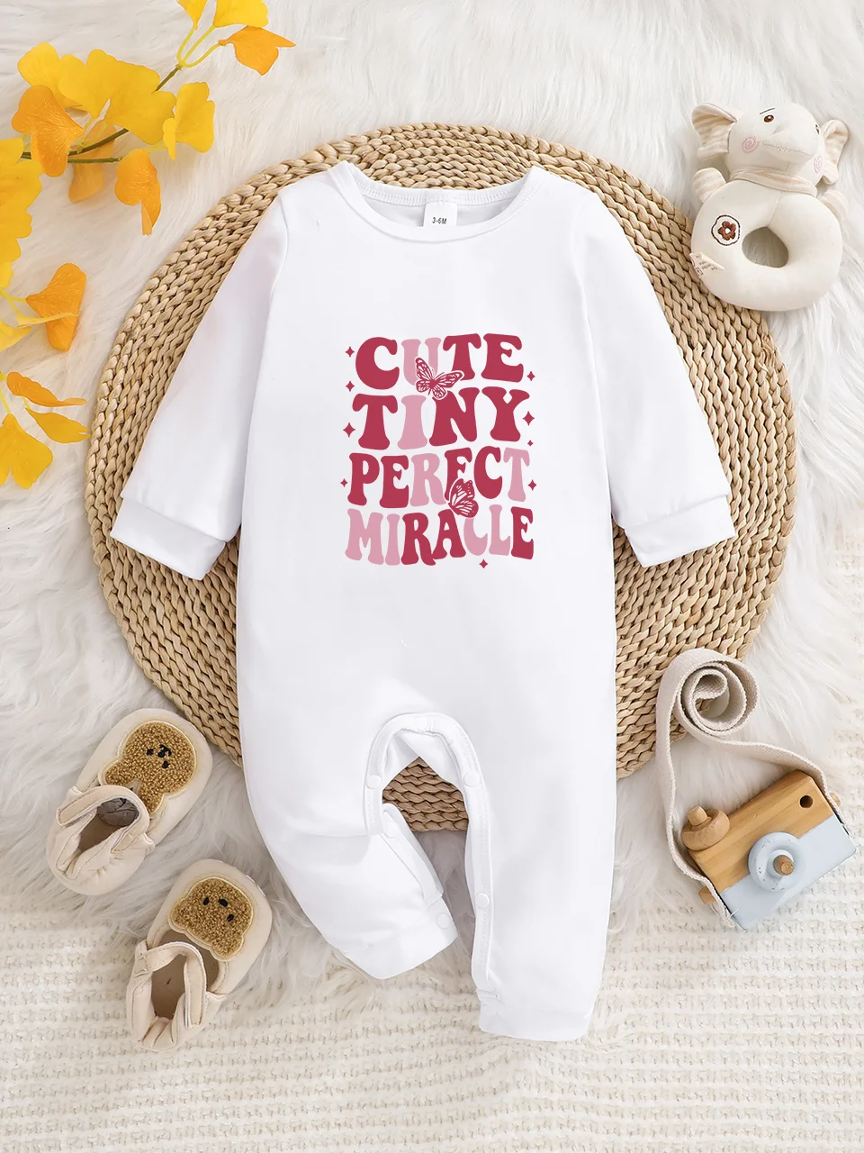 

A baby long-sleeved onesie with interesting letter prints. It features a buttoned design for easy putting on and taking off, and