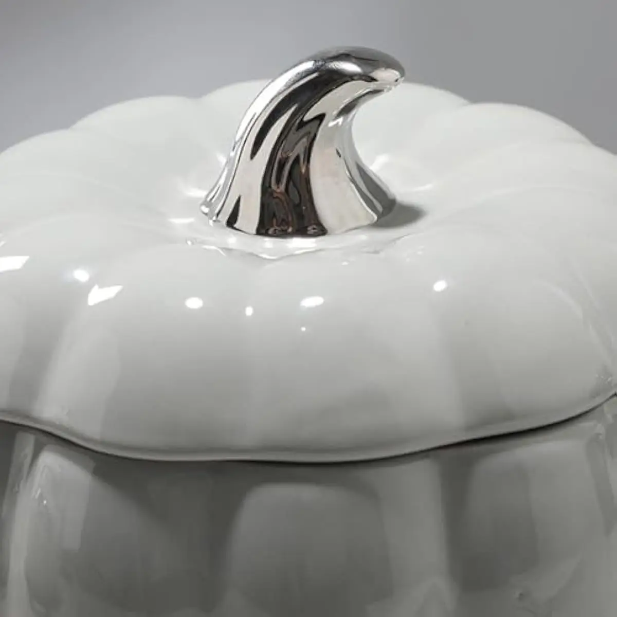 2L Pumpkin Ceramic Soup Bowl with Lid and Handle, Cute Halloween Thanksgiving Soup Tureen for Party Table Decor, Microwave Safe