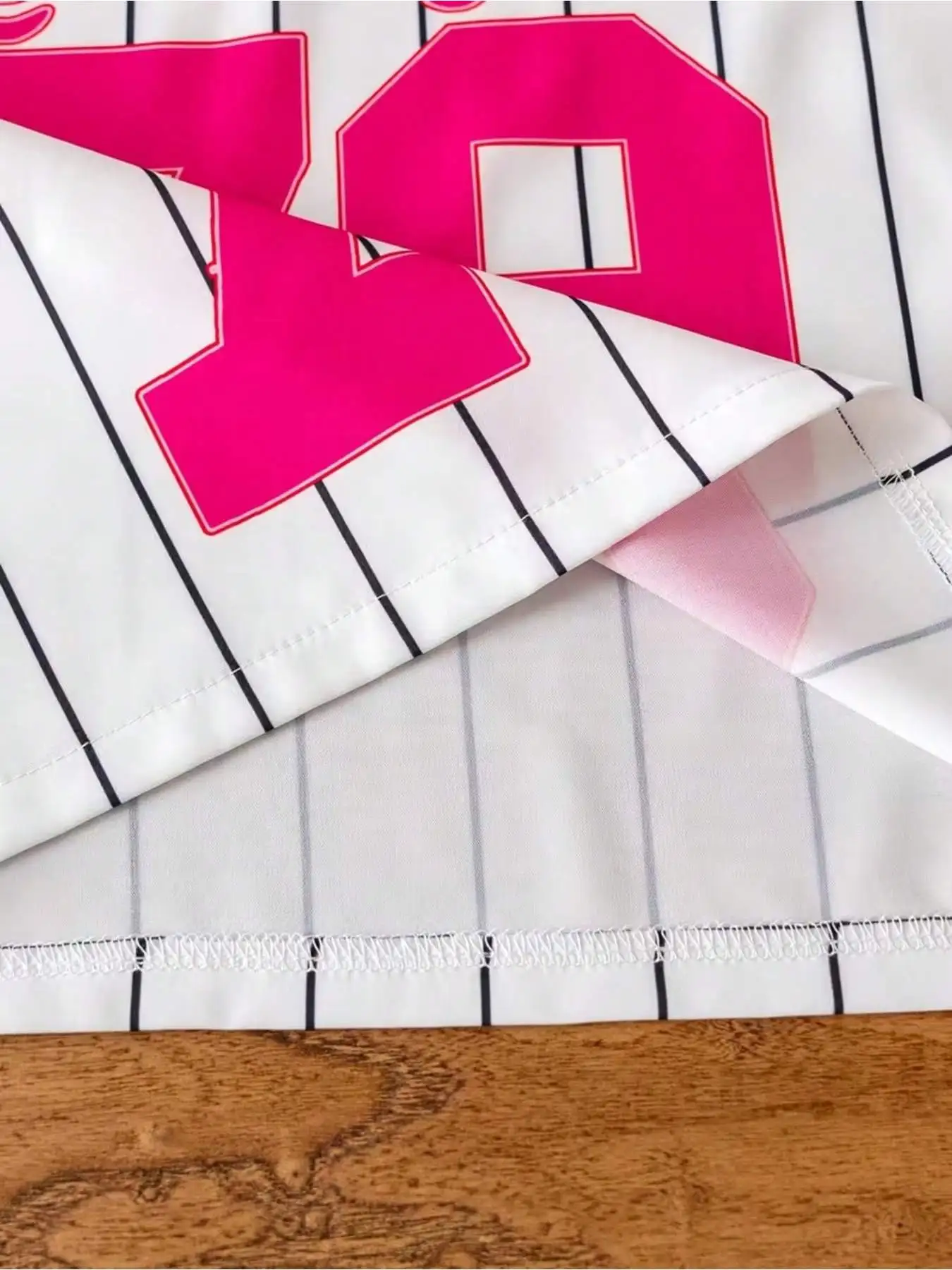 Kinder-Bekleidungsset: V-Ausschnitt, gestreiftes, alphanumerisch bedrucktes Kurzarm-T-Shirt, elastische Taille, lockere Shorts, Outfit für Kinder – Detail 6
