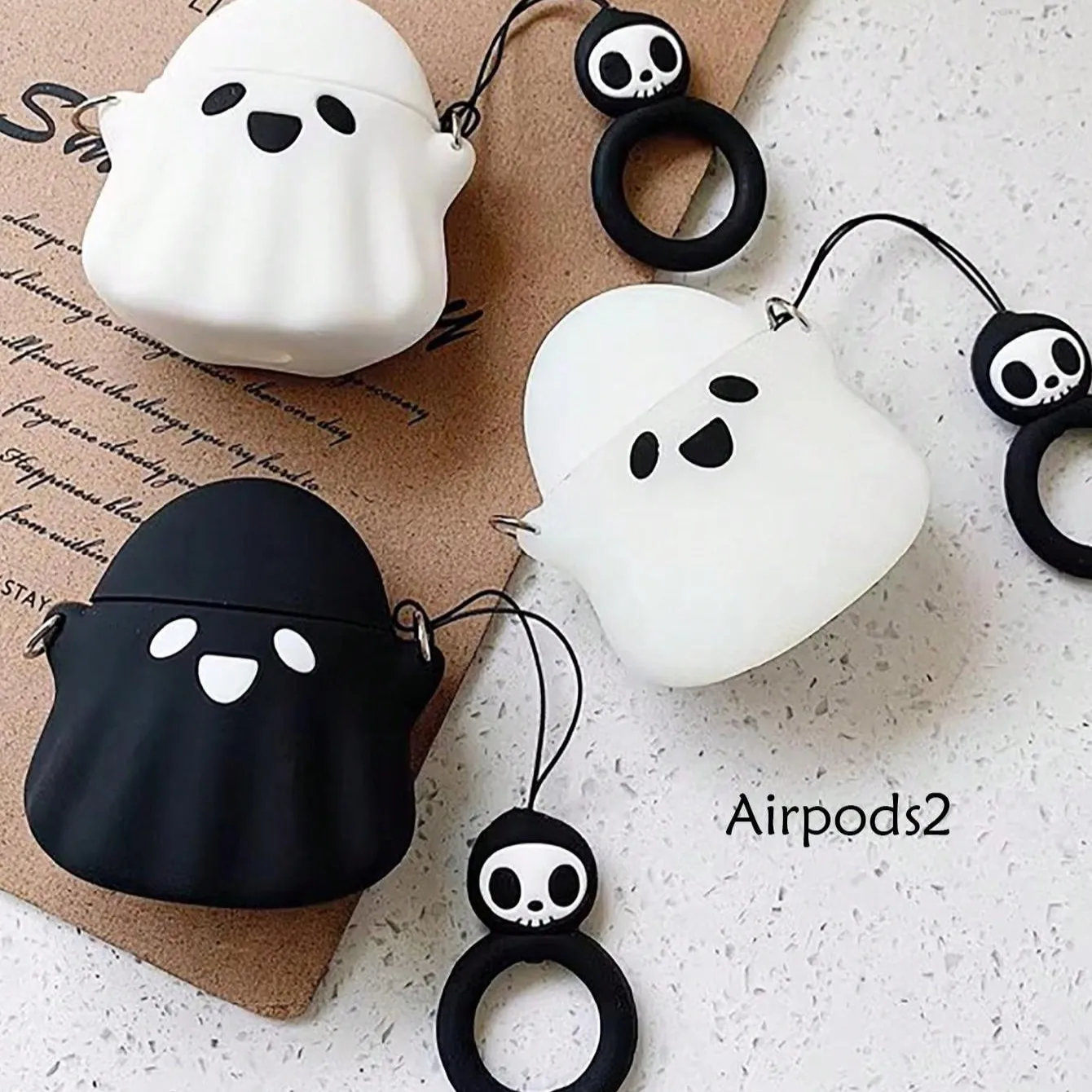 黒と白のゴースト + ストラップ Apple 用 Airpodspro2 ケース/Airpodspro ケース/Airpods4 ケース/Airpods3 ケース/ファッションイヤホンケース/シンプルなイヤホンケース