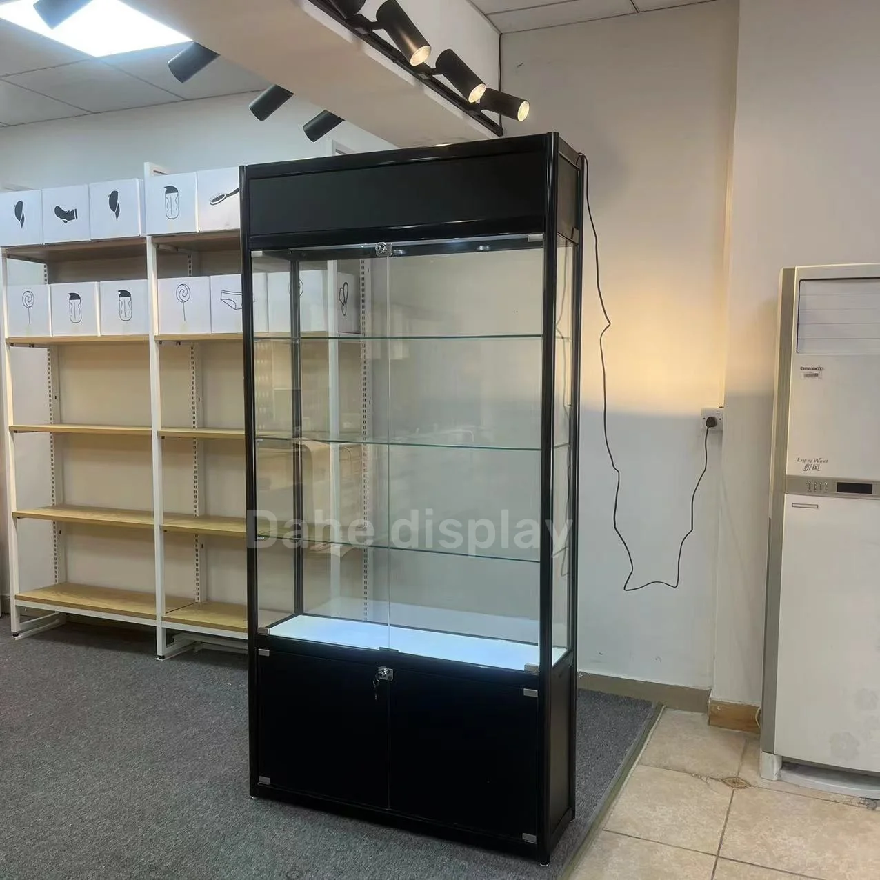 Groß- und Einzelhandel, Tabakladenmöbel, Vitrine, abschließbare Glasvitrine, Tabakladenvitrine