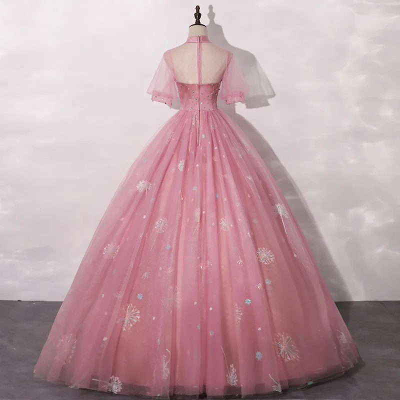 Performance : Robe de mariée colorée, scène vocale et vocale, performance de piano, solitaire, robe, performance d'examen d'art étudiant