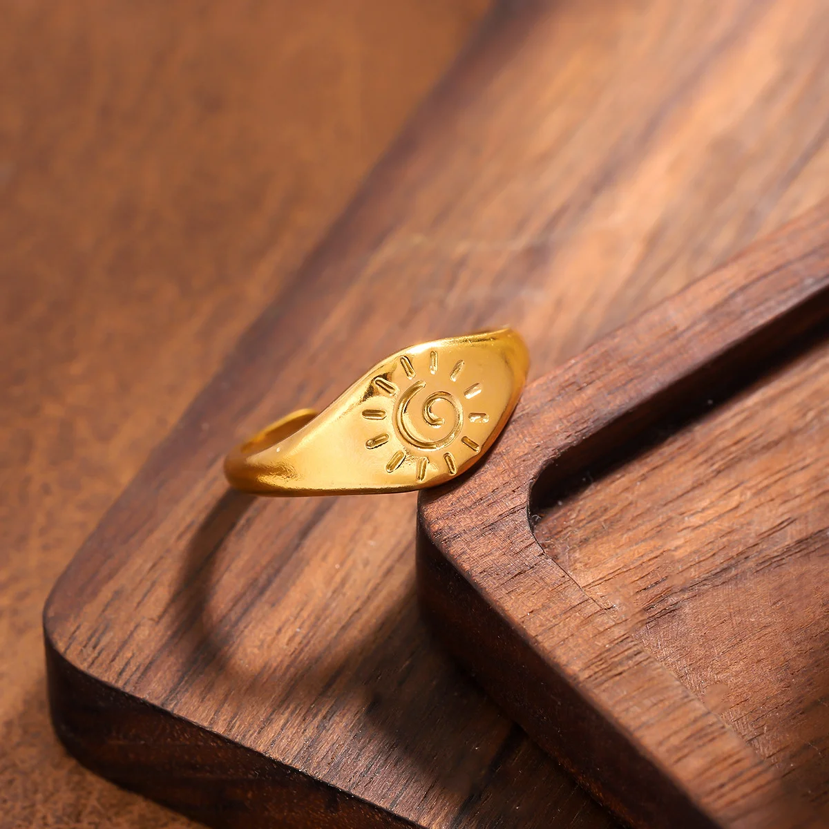 حلقة من الفولاذ المقاوم للصدأ مطلية بالذهب بأشعة الشمس الفاخرة الخفيفة، معدن ثقيل مقاوم للماء وغير يتلاشى، مع حلقة إصبع قابلة للتعديل #4