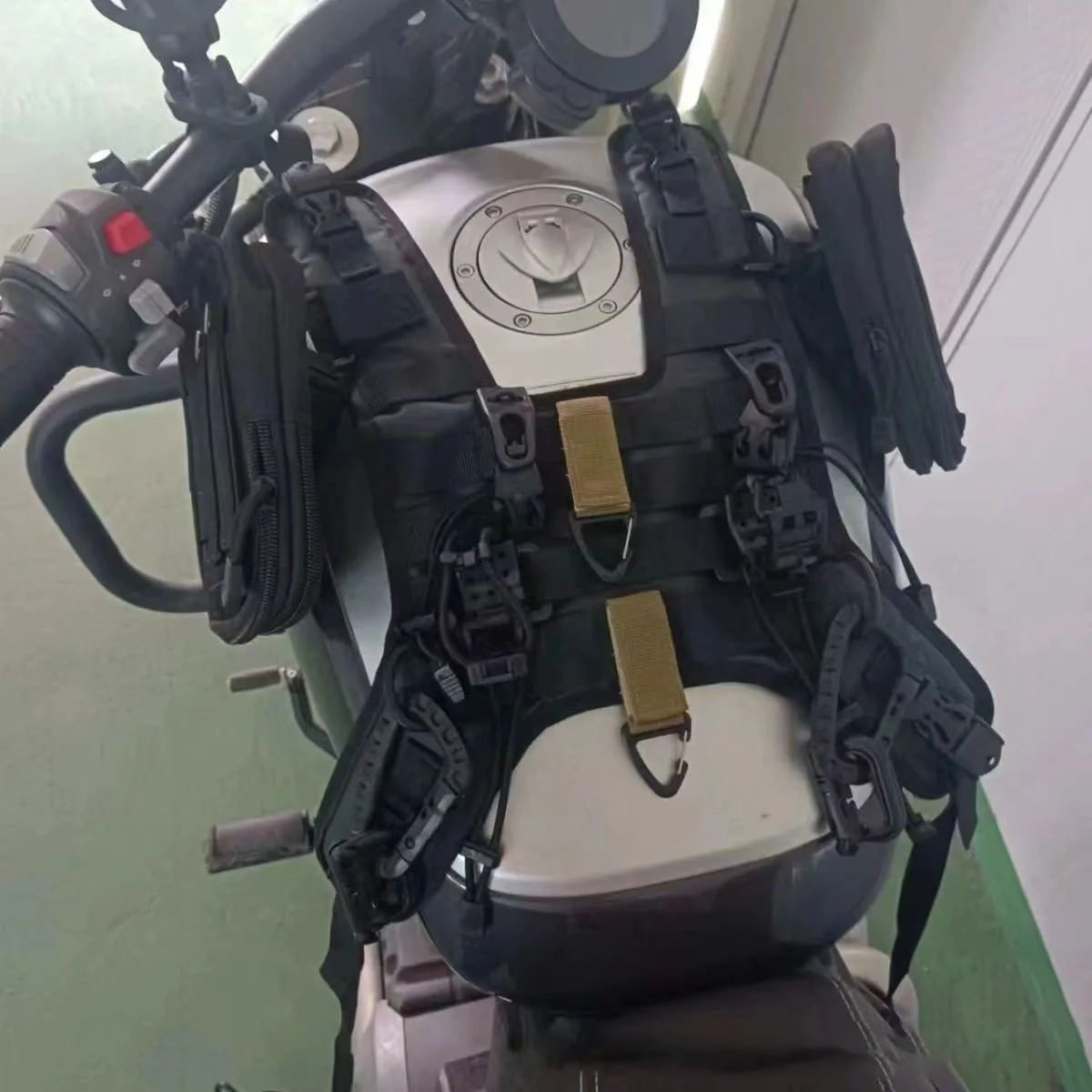 Universal Fuel Tank Vest Set Rider Motorcycle Travel Equipment Fuel Tank Bag Molle System Fuel Tank Anti-scratch Vest Set view 3