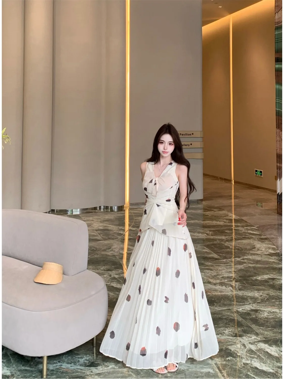 

Ретро-комплект из двух предметов: топ-жилет с V-образным вырезом и бантом в горошек, юбка А-силуэта с высокой талией. Женский летний модный наряд во французском стиле, приталенный крой.