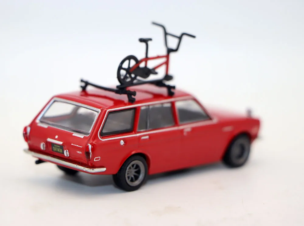 Nieuwe TW 1:64 Datsun Bluebird 510 Wagon met Fiets Diecast Legering Speelgoed Auto Simulatie Model Voor Collection gift