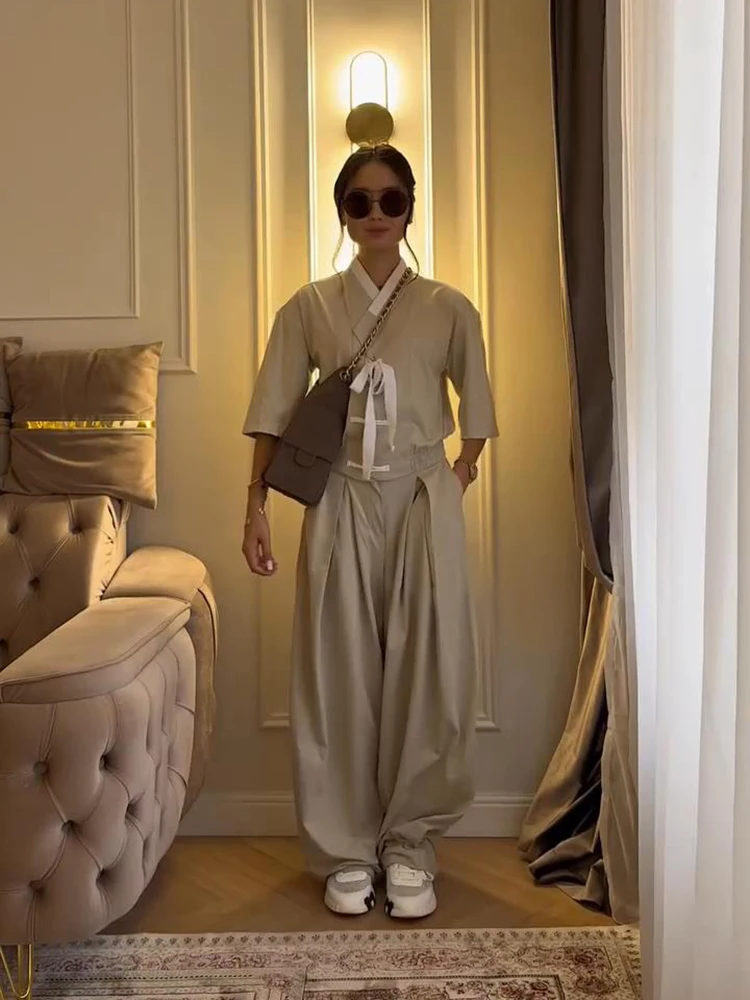 Damen-Hosenanzüge, 2-teilig, V-Ausschnitt, Kurzarm, seitliche Knopfleiste, Schnürung, geraffte Mäntel, plissierte Hosen, schicke Damen-Outfits mit Paneelen – Detail 12