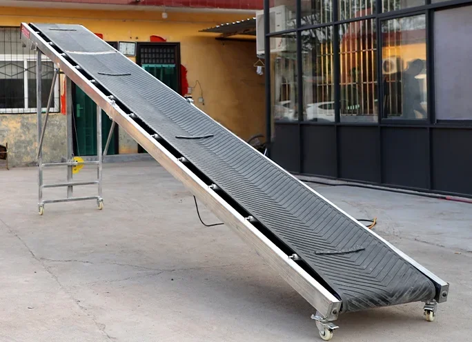 Chinese and German custom-made black inclined belt conveyor for marine fishing.