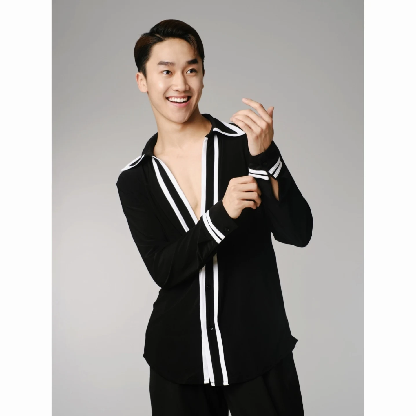 ผู้ใหญ่ชายเสื้อผ้าเต้นรำละตินสีดำคอวีแขนยาวเสื้อเสื้อผ้าการแสดงรุมบ้าซัลซ่าเต้นรำการแข่งขันเสื้อ DNV25918