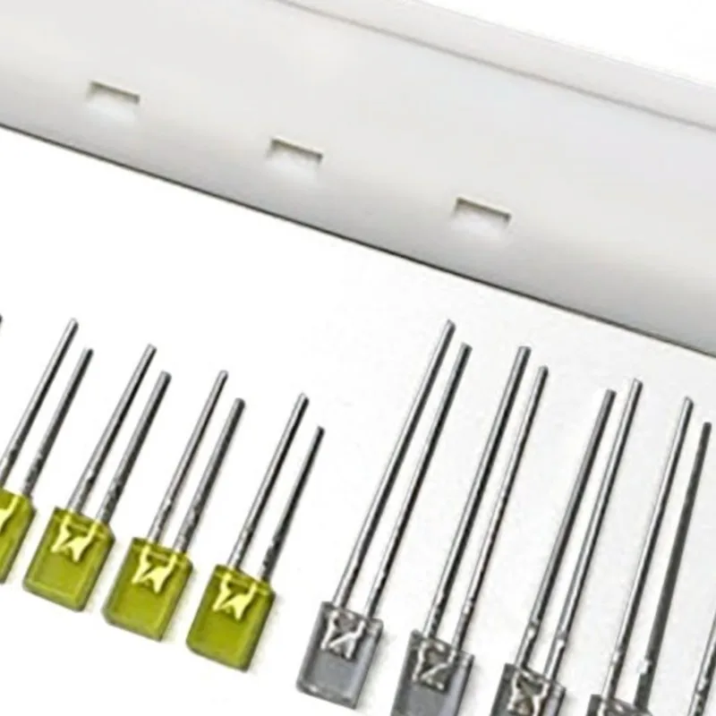 

Yellow Whire Sun Visor Plastic 3V LED Light for 1/14 DIY R620 R470 S730 RC Tractor Truck 56323 56318 56327 RC Lorry Model