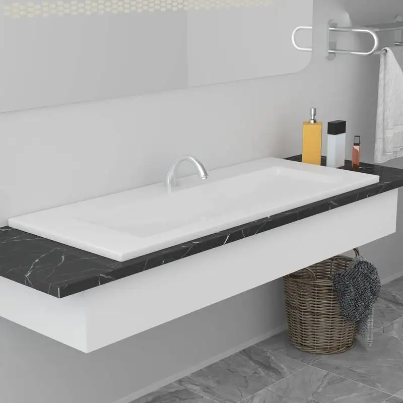 Lavabo encastré en céramique blanche de haute qualité, dimensions 101×39,5×18,5 cm, bord en céramique de 4 cm d'épaisseur. Équipé d'un trop-plein et d'un trou de vidange de 4,5 cm, facile d'entretien et élégant et intemporel pour chaque salle de bain moderne, robinet et