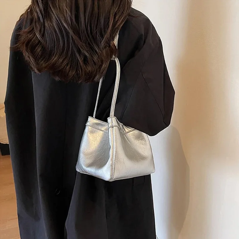 

Women's One Shoulder Bags Fashion Versatile Large Capacity Bucket Bag Lady Soft Leather Commuter Handbags