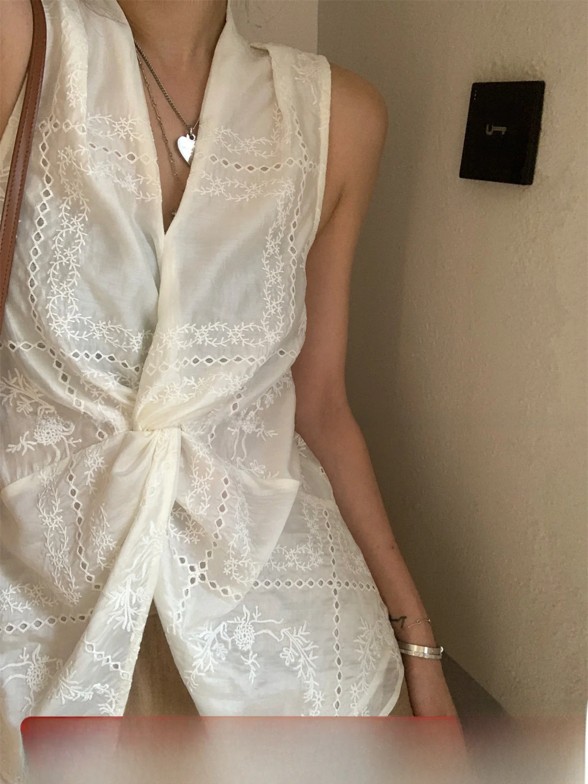 

GV Big Brother Loose Silk Embroidered V-Ne Casual Svel Vest Summer Korean Sle Women's Top Knot Twist Small Vest