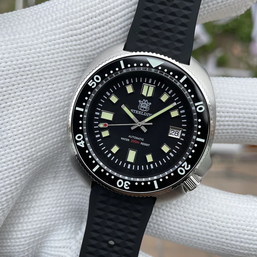 

Часы STEELDIVE SD1970, корпус 43,8 мм, суперлюминесцентный керамический безель, синий люминесцентный циферблат, водонепроницаемость 200 м, автоматический механизм NH35, дайверские часы.