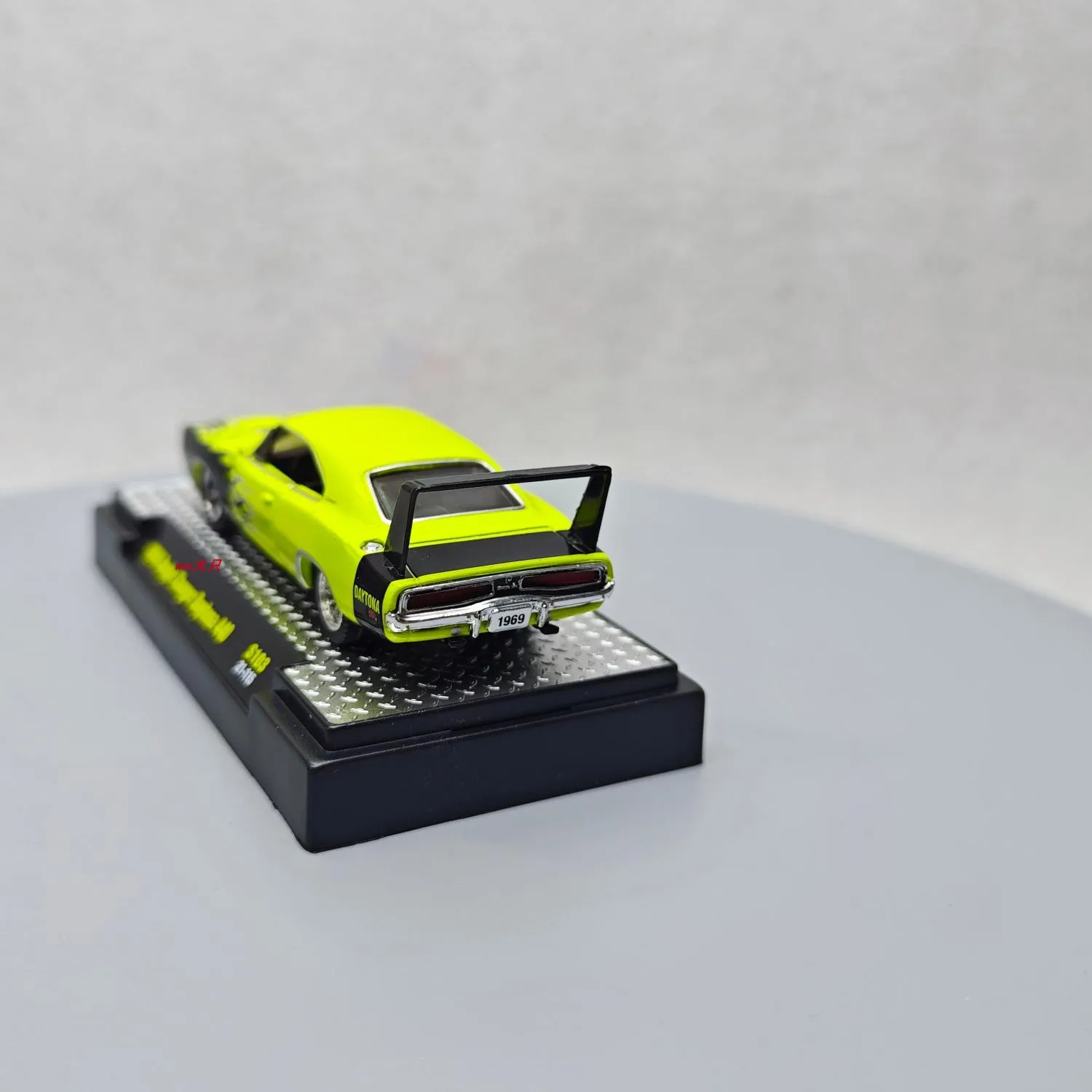 M2 Machines 1/64 1969 Dodge Charger Daytona 440 Die-cast alloy car model collection display child gift