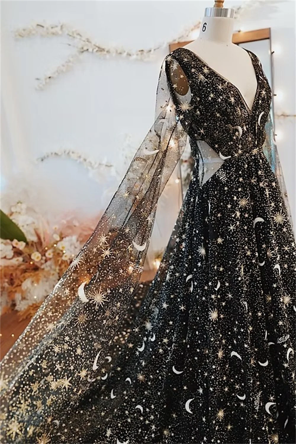 Tokyo Maßgeschneiderte schwarze Brautkleider mit V-Ausschnitt, langärmelig, rückenfrei, A-Linie, Brautkleider, Hofschleppe, elegante Brautkleider