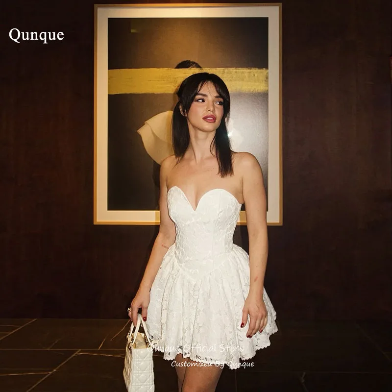 Qunque Spitzen-Kurzkleider in A-Linie, moderne Sweetheart-Kleider für Damen, Applikationen, plissierte Cocktail-Partykleider, individuell gestaltet