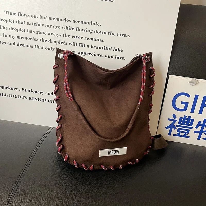 

Trendy Minimalist Shopper Bag For Women In Solid Color With Unique Letter Logo Design Fashion