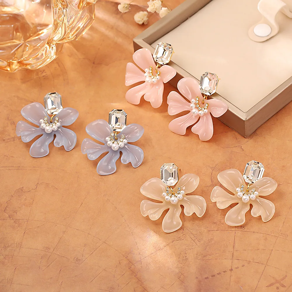 

Fashionable, exquisite and elegant flower earrings, high-end and versatile sugar cube earrings, fresh and sweet design earrings