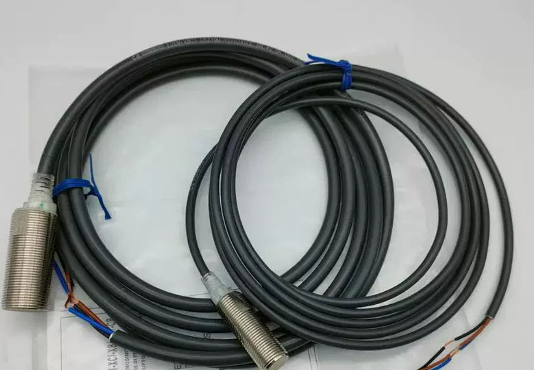 E2FM-X1R5C1-M1 E2FM-X1R5B1-M1 Proximity switch sensor new