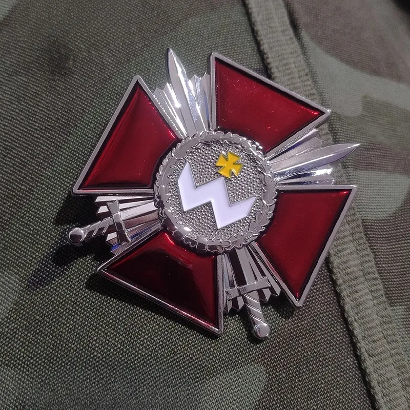 Distintivo de esmalte vermelho com espadas prateadas e emblema W, acessório de uniforme de camuflagem, alfinete de lapela cruzado militar, metal colecionável